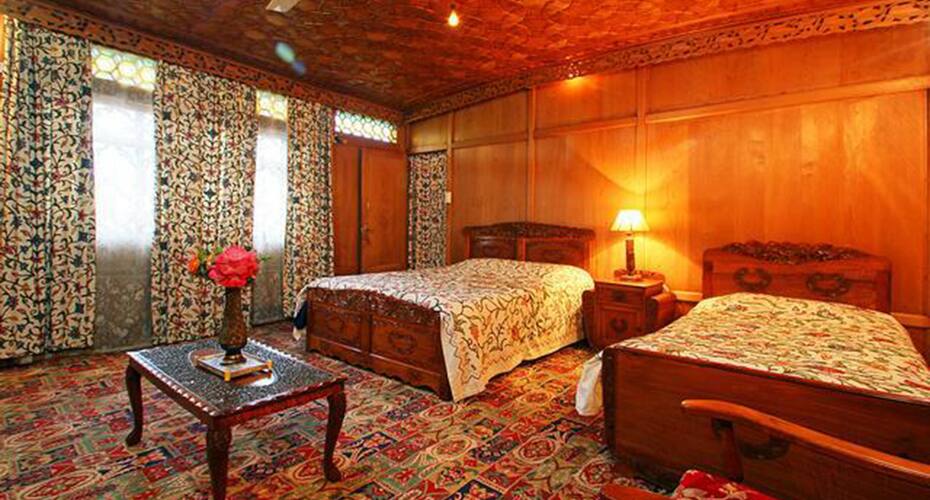 Comfy Royal Dandoo Palace - Houseboat, Srinagar 5